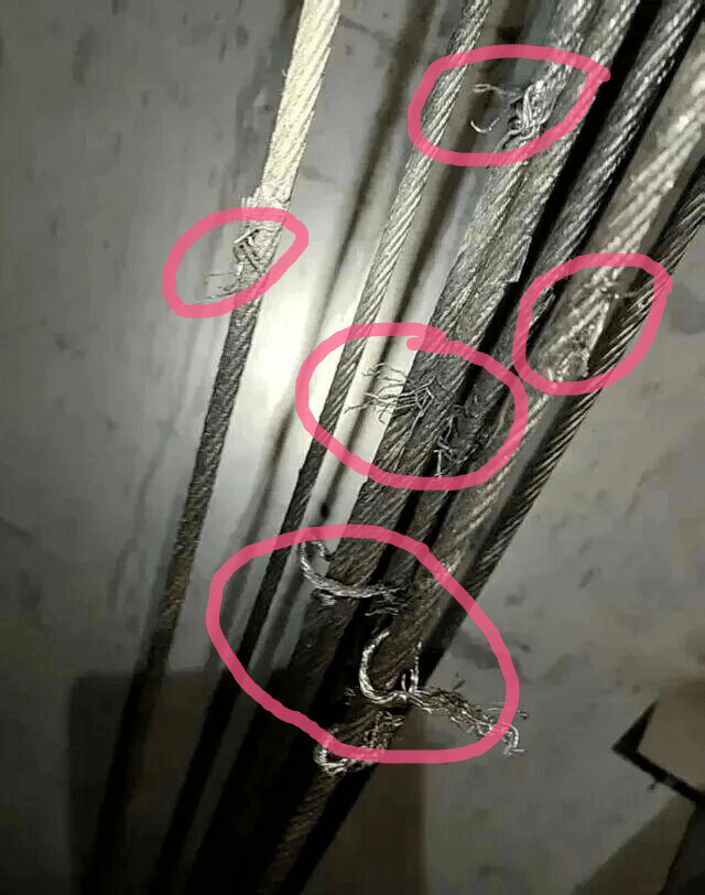 2人恶意切割小区23部电梯钢绳,知情人:该小区刚换物业和电梯维保;业内人士:打开门需三角钥匙,需对电梯有一定了解