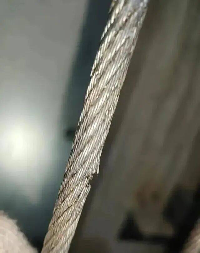 2人恶意切割小区23部电梯钢绳,知情人:该小区刚换物业和电梯维保;业内人士:打开门需三角钥匙,需对电梯有一定了解