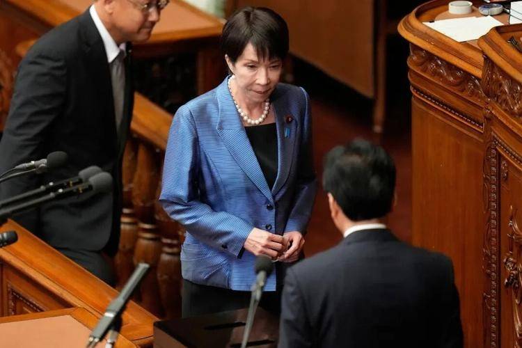 迟迟等不到中方的贺电,日本主动“逼问”,高市早苗对中国称呼有变,外交部的回应有深意