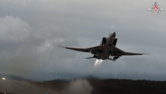 俄国防部公布视频:俄军图-22M3轰炸机在波罗的海中立水域上空执行例行飞行任务