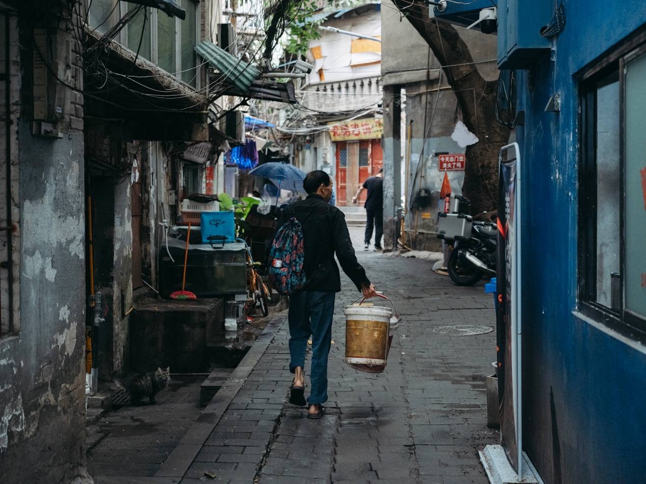 他们挤在8元一晚的旅店 几百人抢一个活