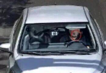 嘴里叼牙线棒开车被处罚，当事人称当时正常驾驶、没影响操作，当地最新回应→