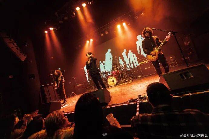 突发！知名音乐人摔下舞台，断了6根肋骨！