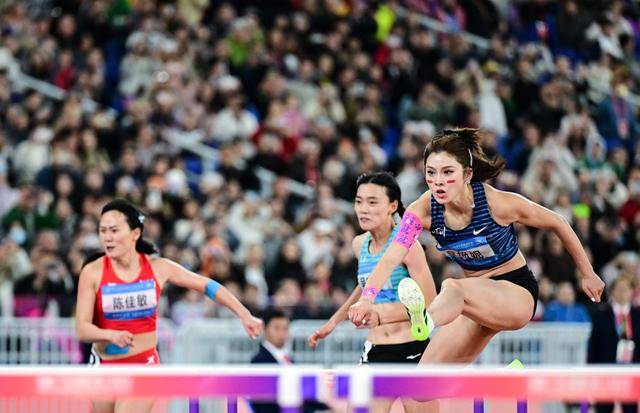 吴艳妮还是哭了：当她不再是100米栏赛道上唯一的“答案”！